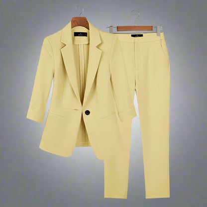 Dame Blazer og Bukse – Skreddersydd Passform – Elegant Enkel-Knapps Blazer – Slim Dressbukse
