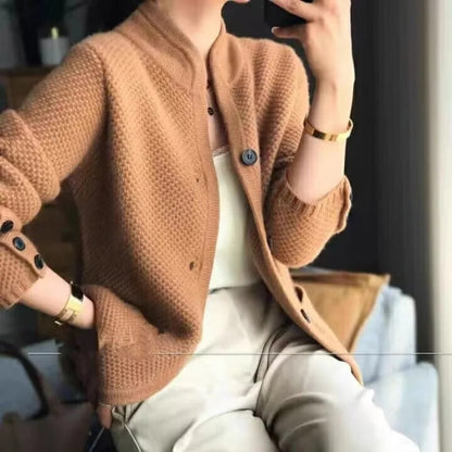 Dame Cardigan - Strikket Mønster - Høy Krage - Knapper & Lommer - Langermet