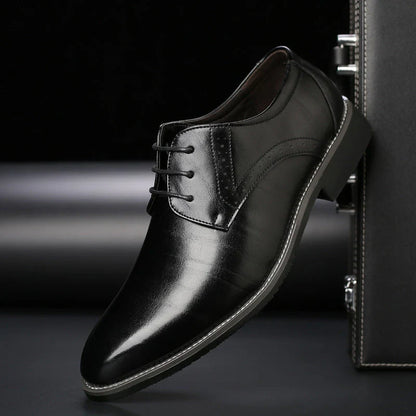 Men's Shoes – Dress Shoes in Leather – Classic Fit – Brogue Details – Lacing