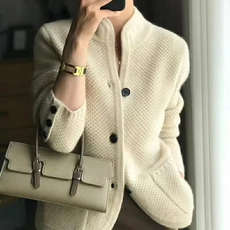 Dame Cardigan - Strikket Mønster - Høy Krage - Knapper & Lommer - Langermet