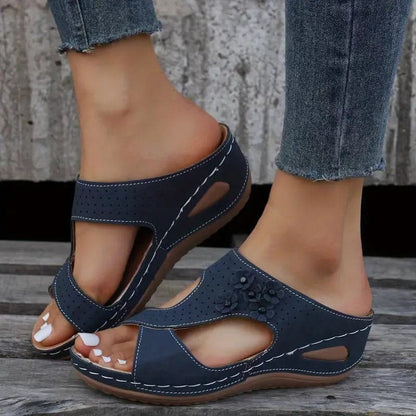 Dame Sandaler – Åpen Tå – Komfortabel Fotseng – Perforerte Stropper – Blomsterdetalj
