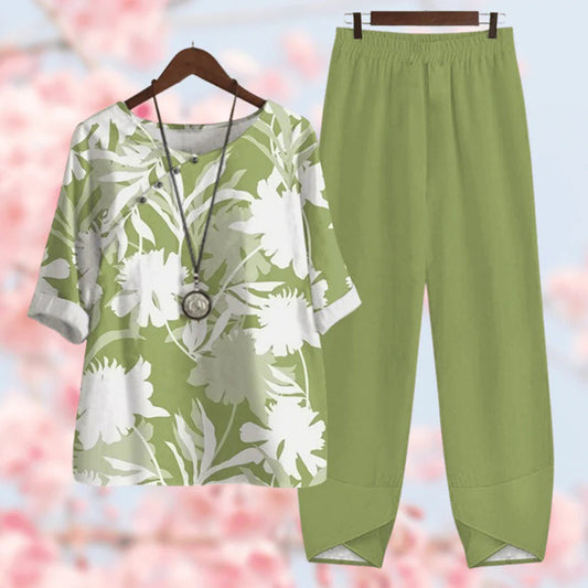 Women's Two-Piece Outfit – Relaxed Fit – Breathable Material – Floral Top – Elastic Waist Pants