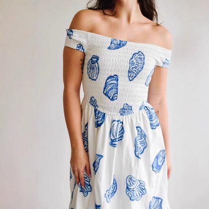 Kjole for dame – Off shoulder – Smocket overdel – A-linje passform – Skjellmønster
