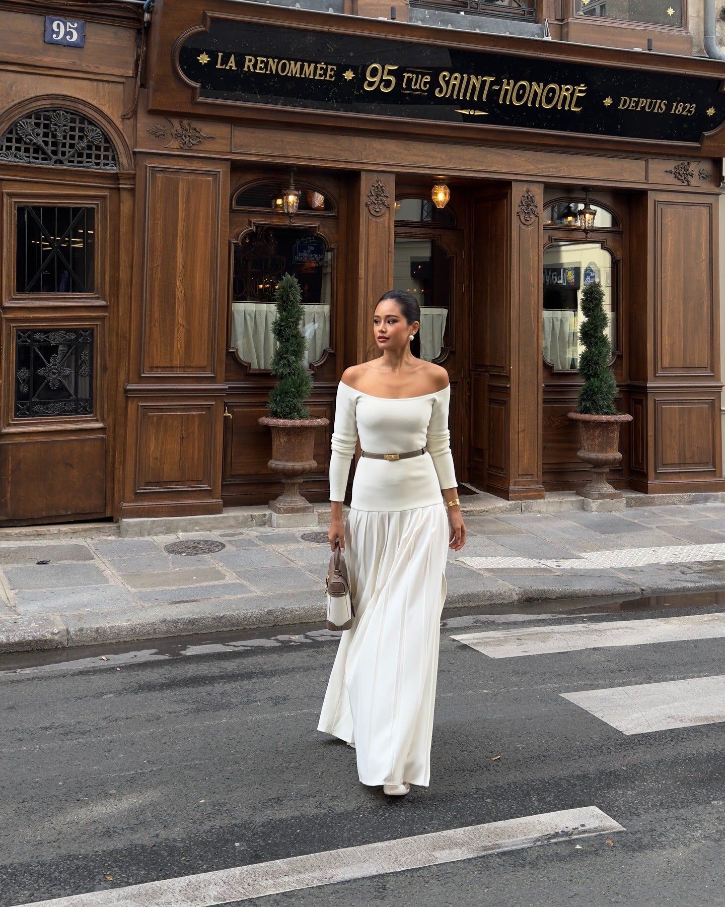 Dress woman – off-shoulder – fitted waist – long sleeves – pleated maxi skirt