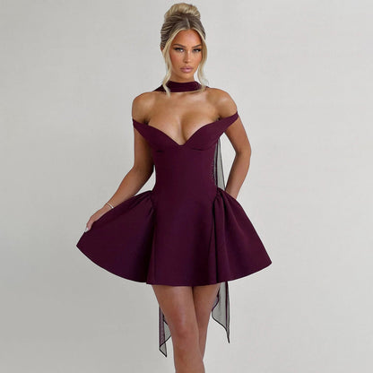 Kjole for dame – Slim passform – Dyp V-utringning – Off shoulder – Åpen rygg – A-linje – Minilengde – Glatt satengfinish