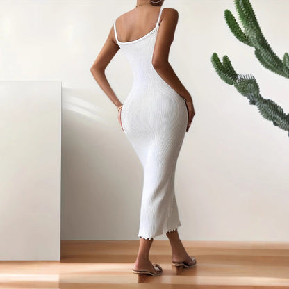 Kjole dame – Bodycon passform – Ribbestrikket – Scallop-utringning – Spagettistropper – Midi lengde