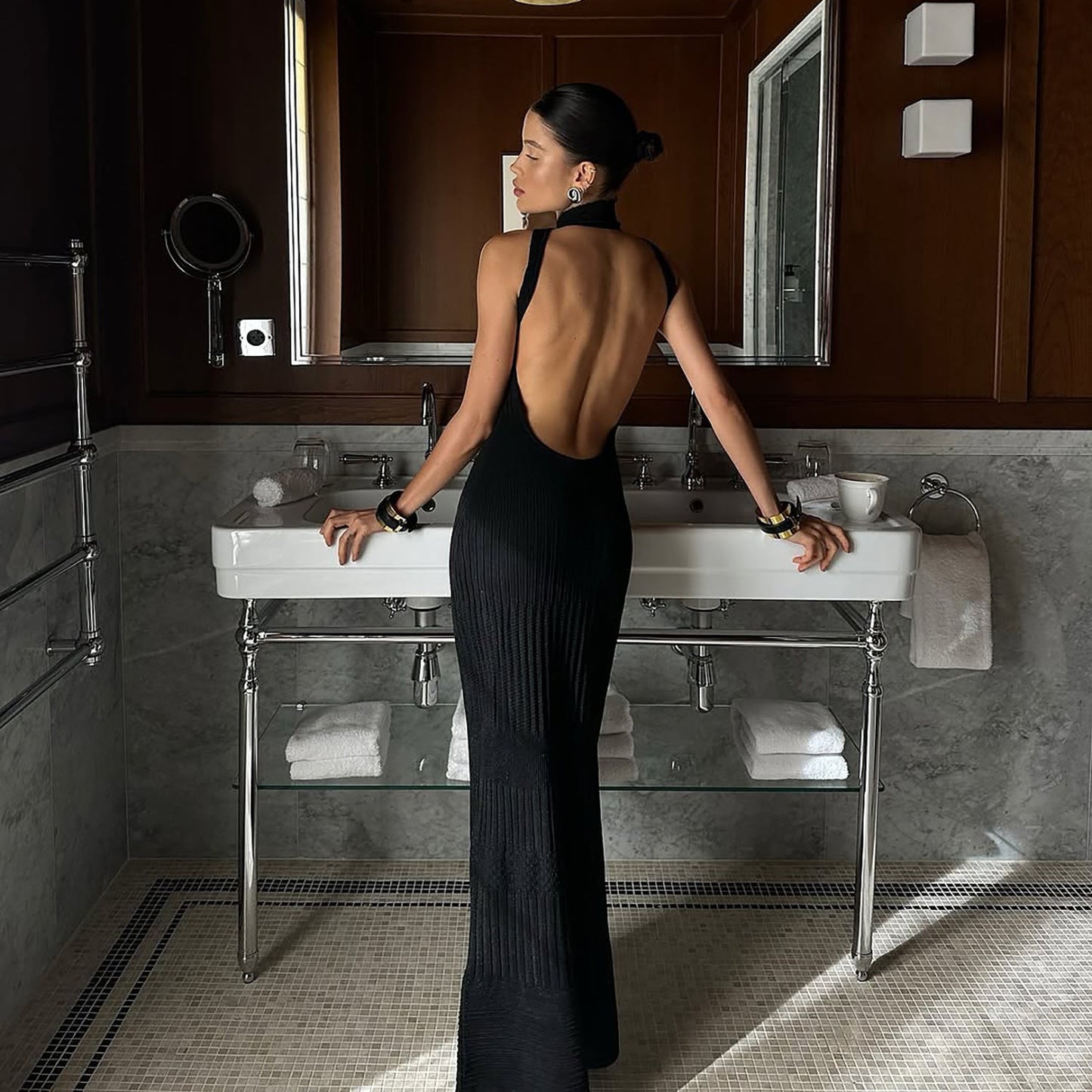 Dress woman – Tight fit – Halterneck – Sleeveless – Open back – Medium length