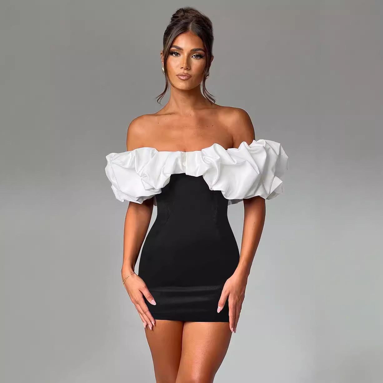 Kjole for dame – Minikjole – Tettsittende passform – Off-shoulder med volangdetaljer
