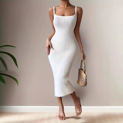 Kjole dame – Bodycon passform – Ribbestrikket – Scallop-utringning – Spagettistropper – Midi lengde