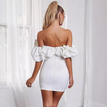 Kjole for dame – Minikjole – Tettsittende passform – Off-shoulder med volangdetaljer