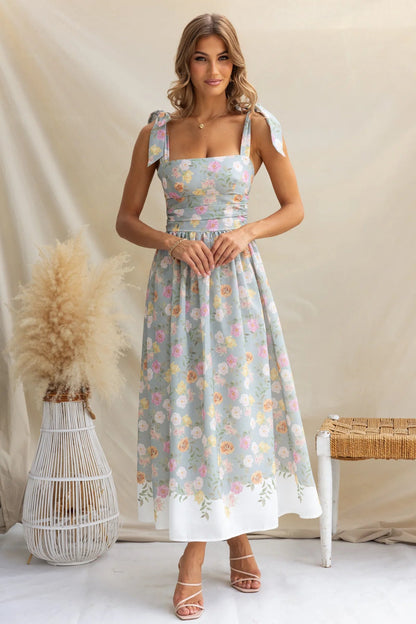 Damekjole midi – blomsterprint – lett stoff – spagettistropper – utsvingt passform