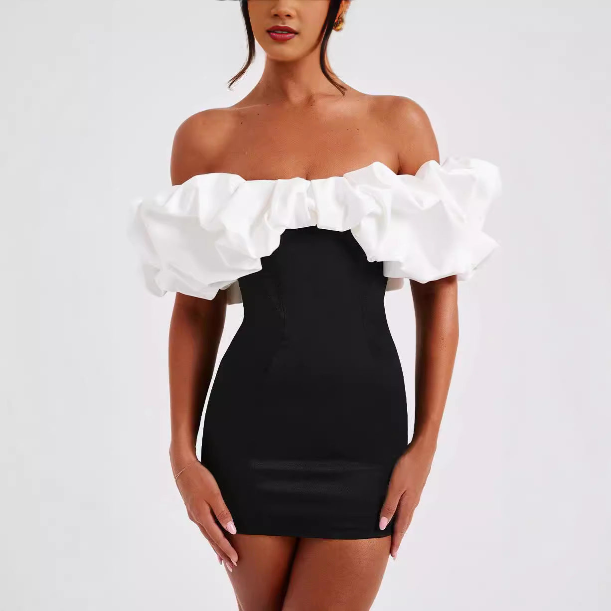 Kjole for dame – Minikjole – Tettsittende passform – Off-shoulder med volangdetaljer