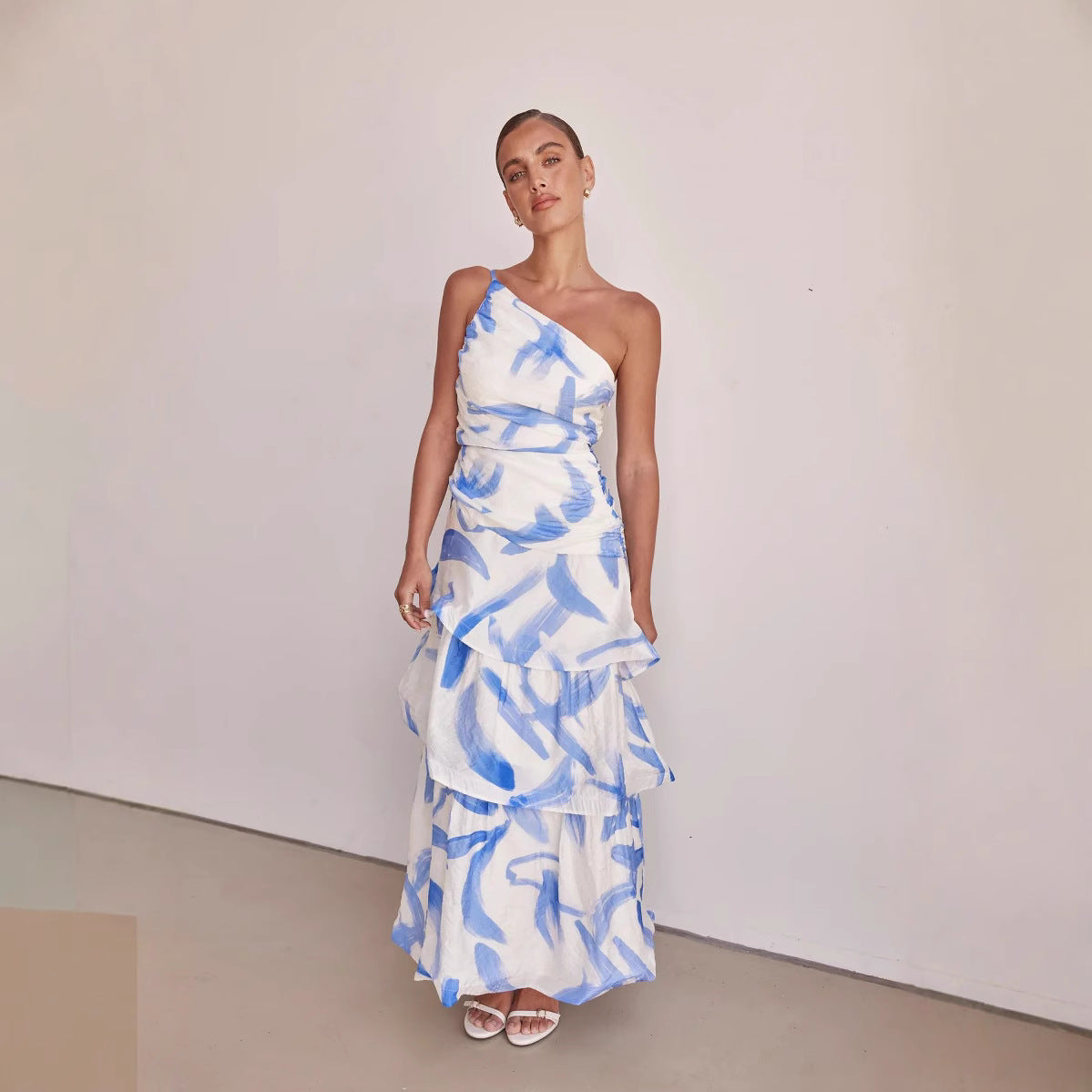 Kjole til dame – One-shoulder – Maxi – Rynket overdel – A-linjeskjørt med volanger – Abstrakt mønster
