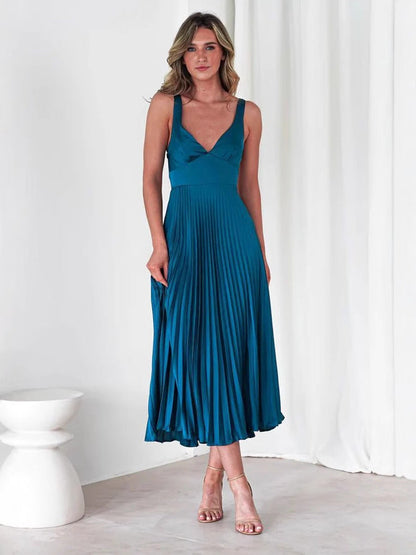 Kjole dame midi – satenglook – v-utringning – rynket byste – plisséskjørt
