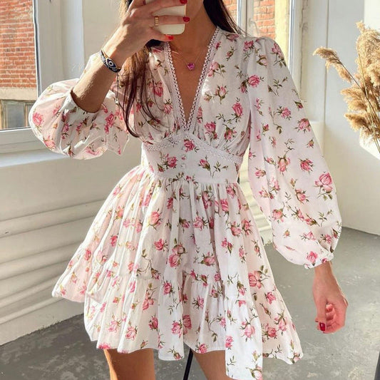 Kjole for dame – minilengde – innsvinget passform – V-hals med blondedetaljer – puffermet – blomsterprint
