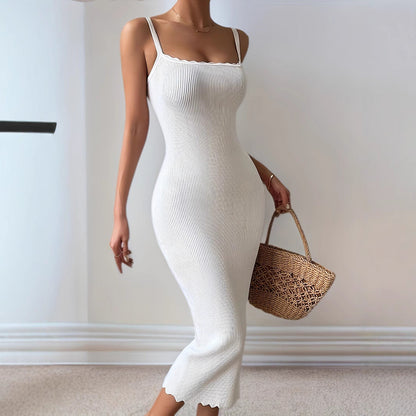 Kjole dame – Bodycon passform – Ribbestrikket – Scallop-utringning – Spagettistropper – Midi lengde