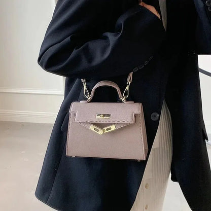 Dame Håndveske - Strukturert Skinn - Avtagbar Stropp - Flap med Lås - Elegant Design