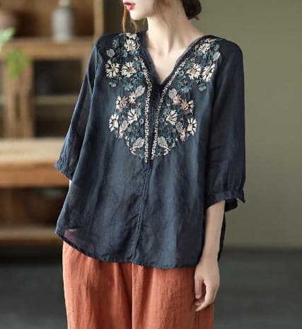 Dame Bluse - Brodert V-hals - Lett og Luftig - 3/4 Ermer - Komfortabel Passform
