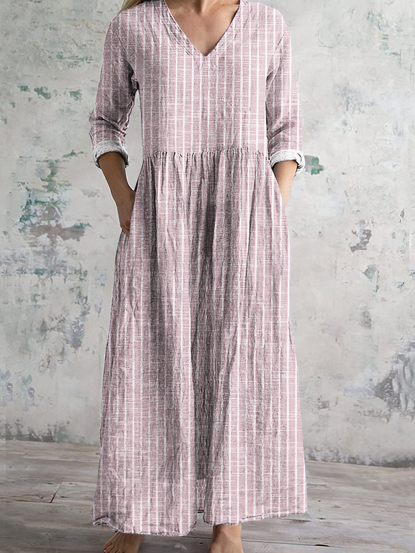 Women's Maxi Dress – Relaxed Fit – V-neck – Long-sleeved – Striped – Cotton