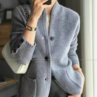 Dame Cardigan - Strikket Mønster - Høy Krage - Knapper & Lommer - Langermet
