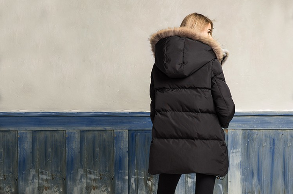 Dame Dunjakke – Klassisk Pufferstil – Knelang – Hette med Pelsdetaljer – Vindtett