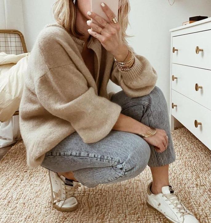 Dame Cardigan - Strikket Oversized Passform - Knapper og Rund Hals - Myk og Komfortabel
